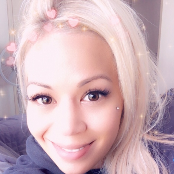 Profile Picture of Malia Arakaki (@maliaarakaki) on Poshmark