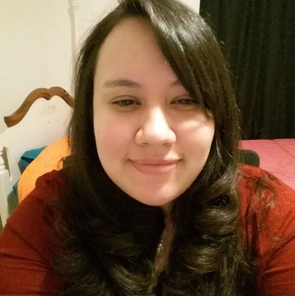 Profile Picture of Maria Araque (@mariaalsk) on Poshmark