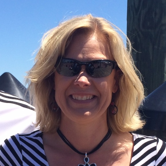 Profile Picture of Kim Bowman (@kimang) on Poshmark