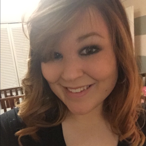 Profile Picture of Jodi Lee (@jodilee23) on Poshmark