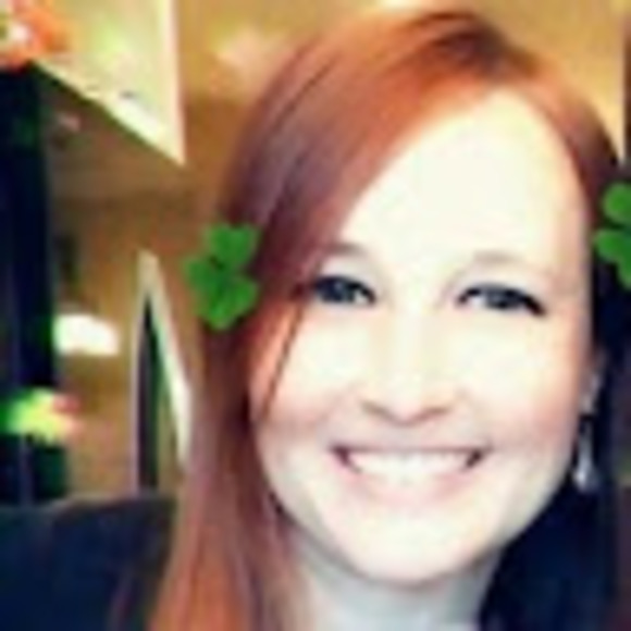 Profile Picture of Erin l. Hunt (@emeraldmic21) on Poshmark