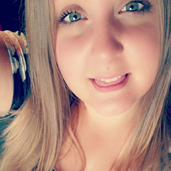 Katelyn Siwicki - Poshmark Profile Picture of Katelyn Siwicki (@kesiwicki012897) on Poshmark