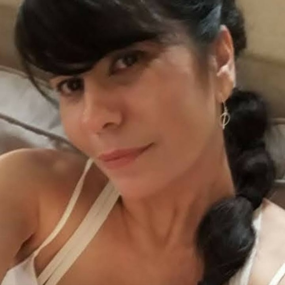 Profile Picture of Claire Barnes (@clariel) on Poshmark