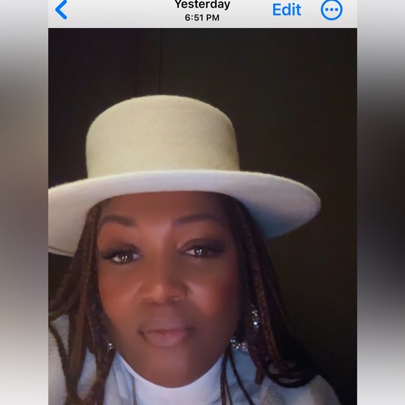 Profile Picture of Darlene Bell (@sparkleii) on Poshmark