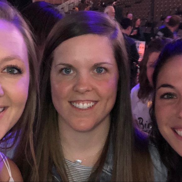 Profile Picture of Mckenna Setlik (@msetlik21) on Poshmark