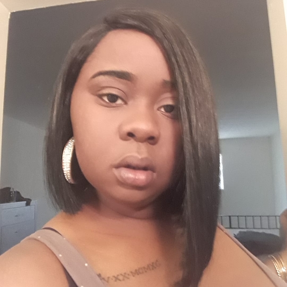 Profile Picture of Naomi James (@naomijames603) on Poshmark