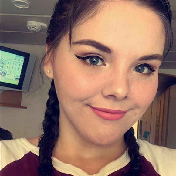 Profile Picture of Anya Graffuis (@acgraffoo) on Poshmark