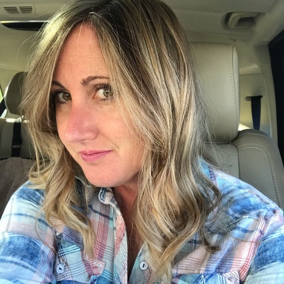 Profile Picture of Jill Rorossics (@jdrossics) on Poshmark