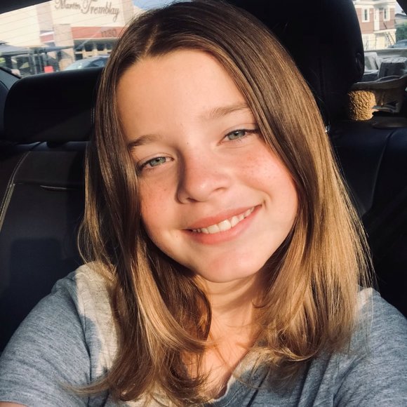 Profile Picture of Delphyne Chagnon (@delphynechagnon) on Poshmark