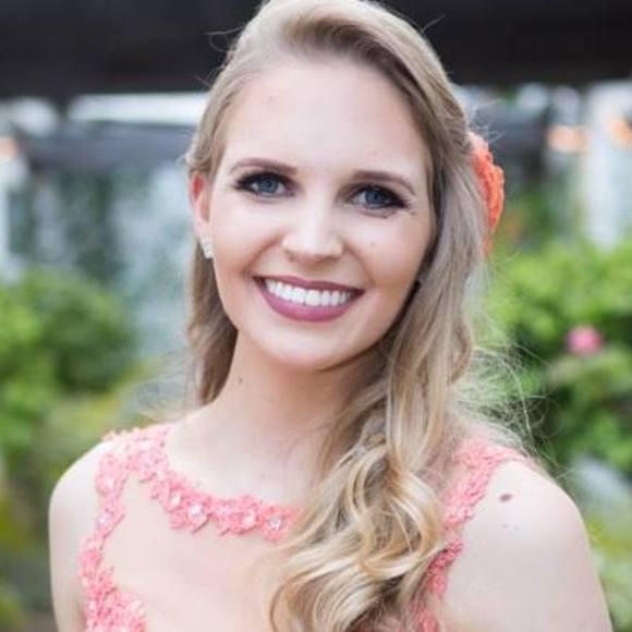 Profile Picture of Bruna Waechter (@brunawaechter) on Poshmark