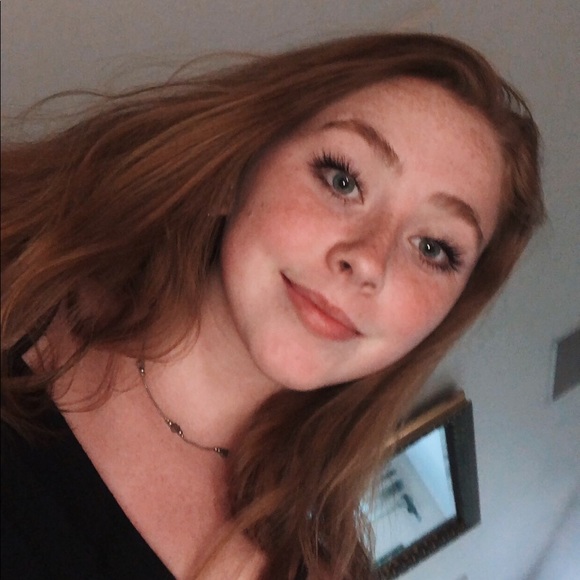 Profile Picture of ! makenna Rosberg (@makennarosberg) on Poshmark