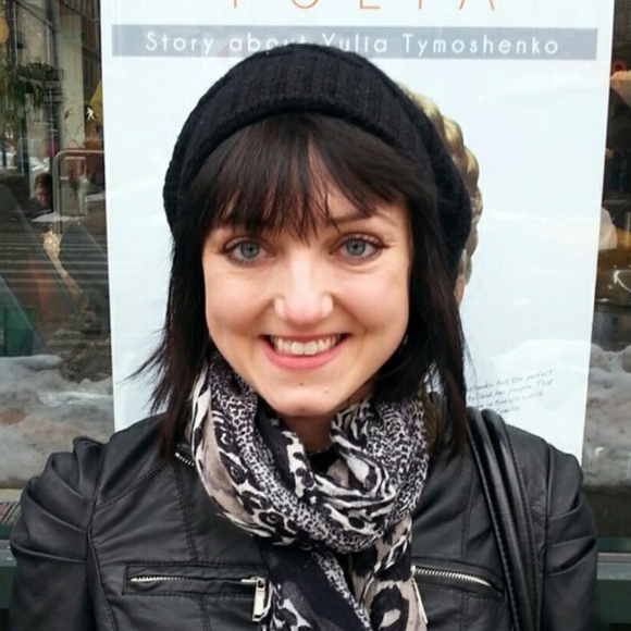 Profile Picture of Julia Roos (@juroos20) on Poshmark