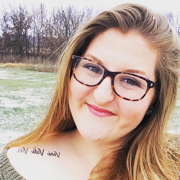 Profile Picture of Dani Penfield (@danielle270) on Poshmark