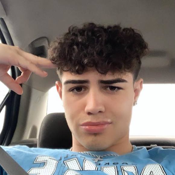 Profile Picture of Gabe Dedes (@gabededes) on Poshmark