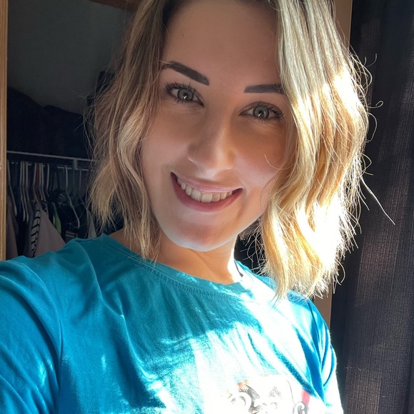 Profile Picture of Alyssa Tippie (@alyssajotipton) on Poshmark