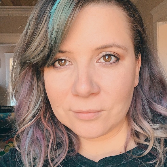 Profile Picture of Katelyn Shaffer (@combintheracks) on Poshmark