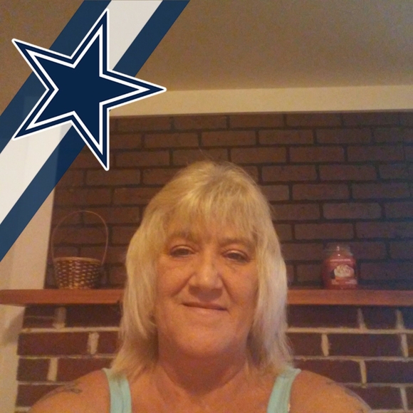 Profile Picture of Lisa Weister (@lisadawn5) on Poshmark