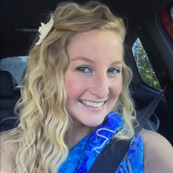 Profile Picture of Whitney Wild (@whitneywild) on Poshmark