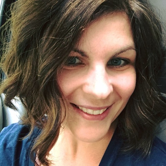 Profile Picture of Jennifer Glander (@jenniferglander) on Poshmark