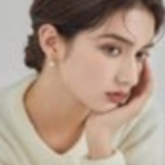 Profile Picture of Cathy Robert (@94999qcat) on Poshmark