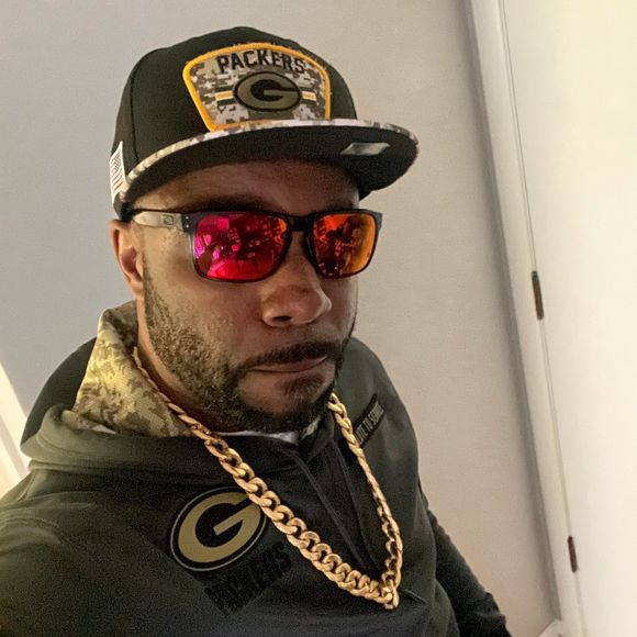 Profile Picture of Sean Pryor (@seanpryor) on Poshmark