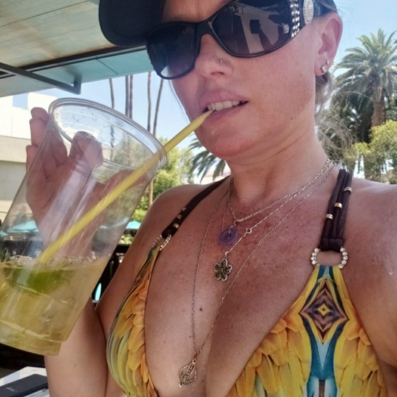 Robin Gulenchyn - Poshmark Profile Picture of Robin Gulenchyn (@rgulenchyn) on Poshmark