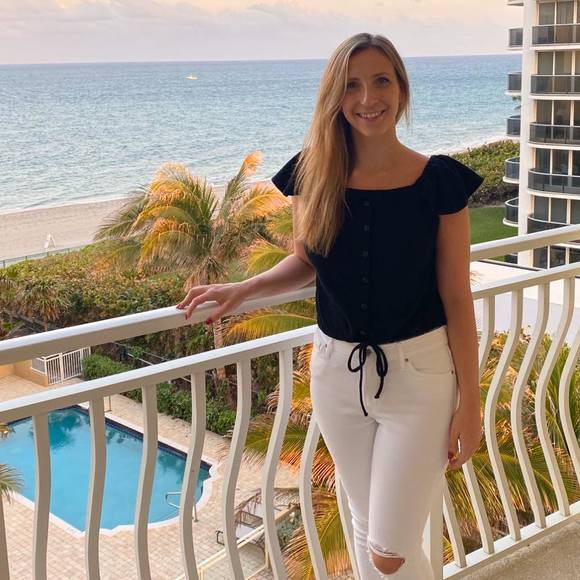 Profile Picture of Jill Dellarocco (@jilldellarocco) on Poshmark