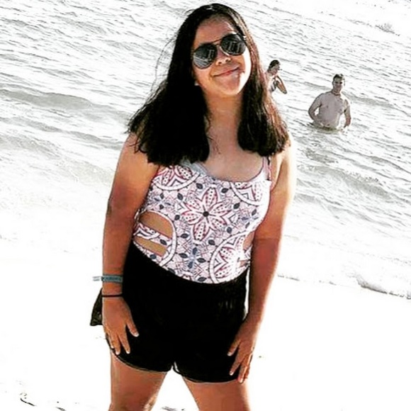 Profile Picture of Eufemia Castillo (@eufemiacastillo) on Poshmark