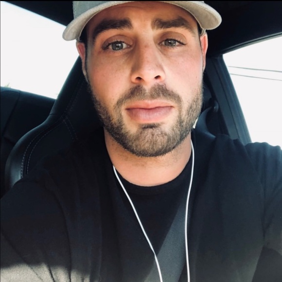 Profile Picture of Steven Zukor (@stevenzukor) on Poshmark