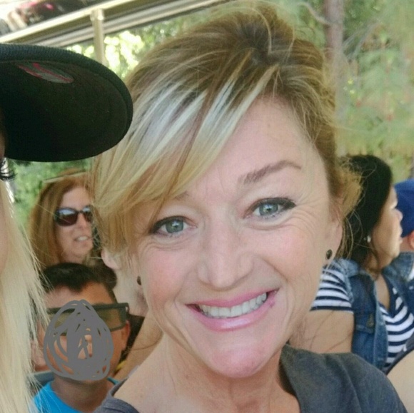 Profile Picture of Michelle Harrington (@michelle_ish) on Poshmark