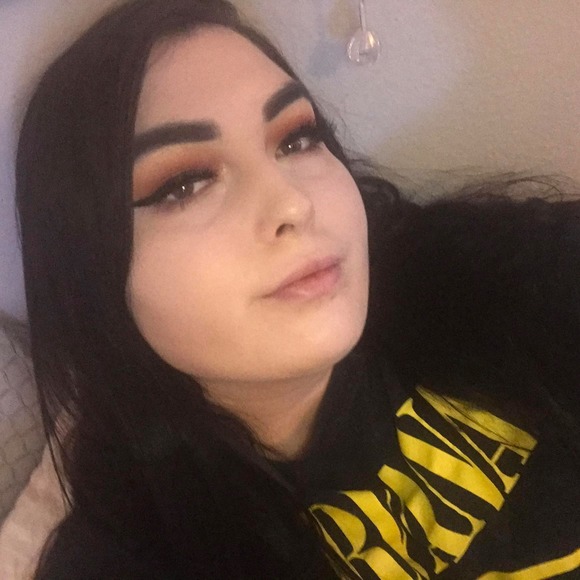 Profile Picture of Robin Sanchez (@sorryimrobin) on Poshmark