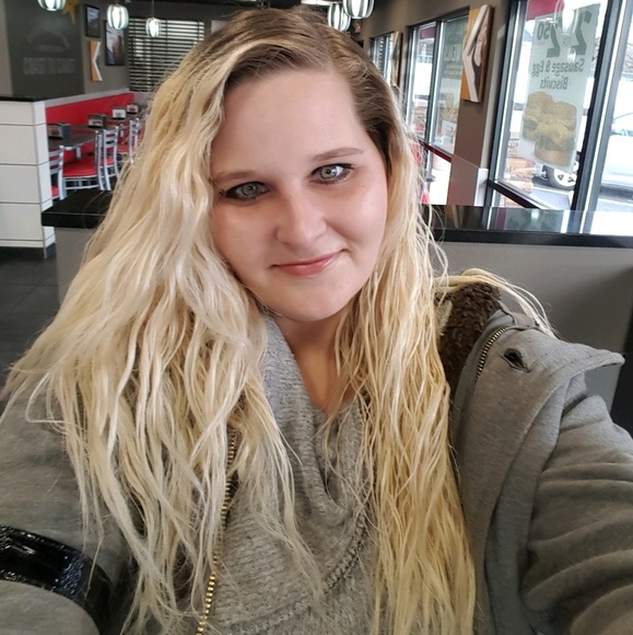 Profile Picture of Christina Clabough (@christinaclabo) on Poshmark