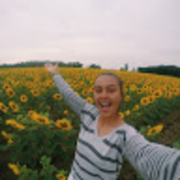 Profile Picture of Melanie Guertler (@melgurtz98) on Poshmark