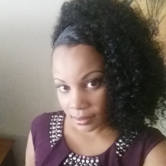 Profile Picture of Candi Garrett (@candypaint81) on Poshmark