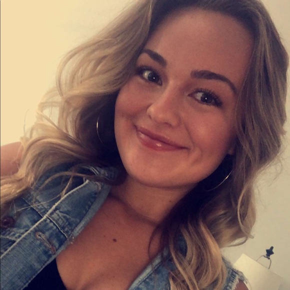 Profile Picture of Syd Feetterer (@sydfeetterer) on Poshmark