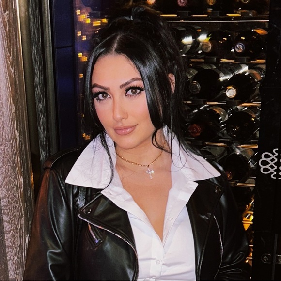 Profile Picture of Stephanie Tripodi (@stephtripodii) on Poshmark