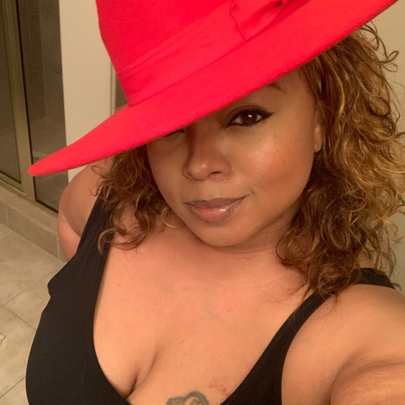Profile Picture of Candace Abrams (@cymoneelysse2) on Poshmark