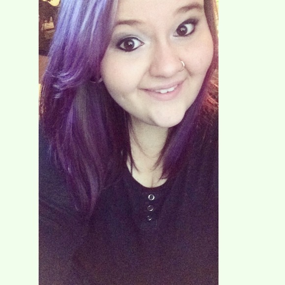 Profile Picture of Danielle Hobbins (@dh0bbs) on Poshmark