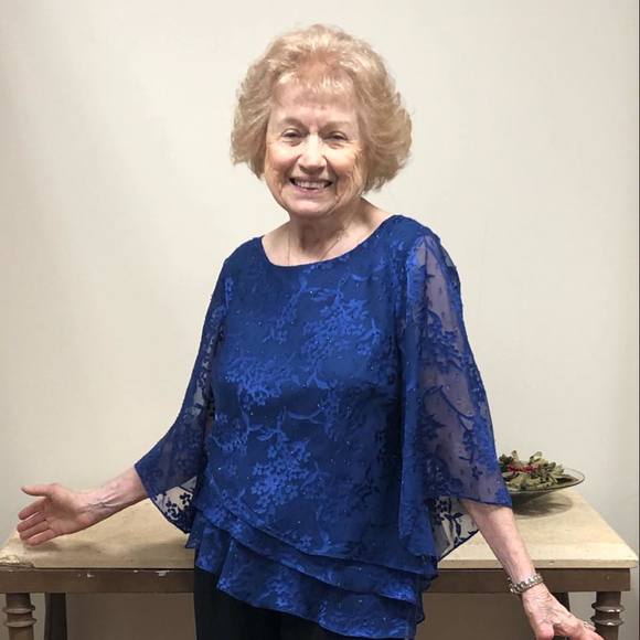 Profile Picture of Laura Ramsaur (@lauraramsaur) on Poshmark