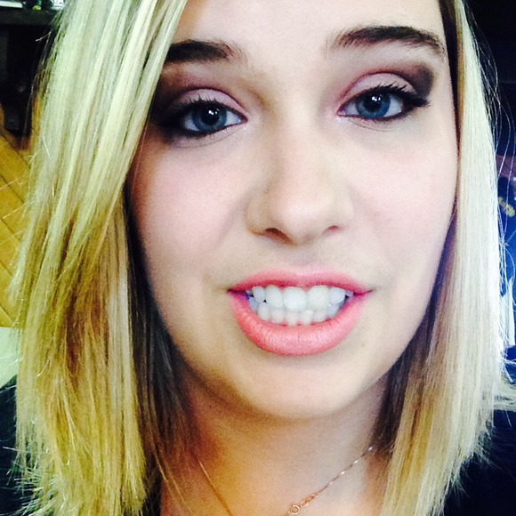 Profile Picture of Alisha Downs (@leeesha23) on Poshmark