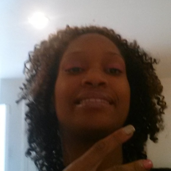 Profile Picture of Tyisha Sanderlin (@tyishasanderlin) on Poshmark