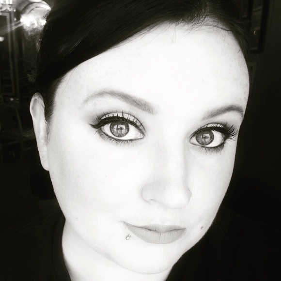 Profile Picture of Cosby Keys (@cosbyrae) on Poshmark