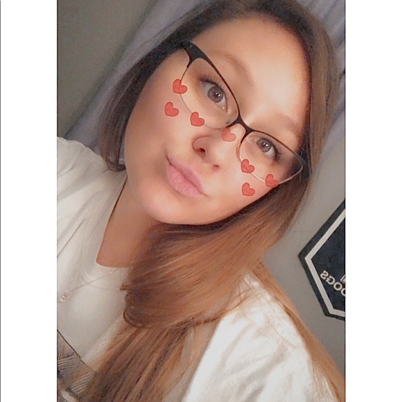 Profile Picture of Ashley Heater (@ashleyvheater) on Poshmark