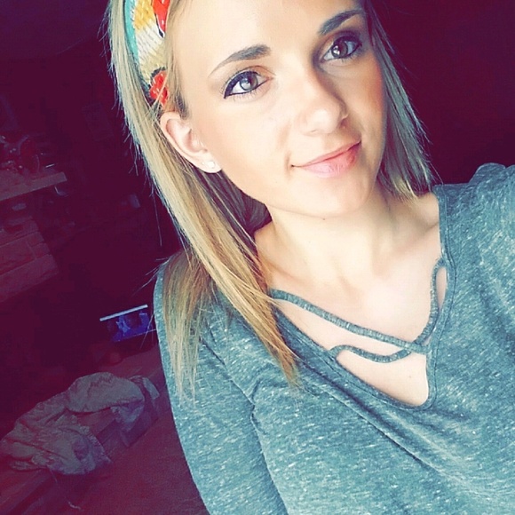 Profile Picture of Caylinn Stoney (@caylinnstoney) on Poshmark