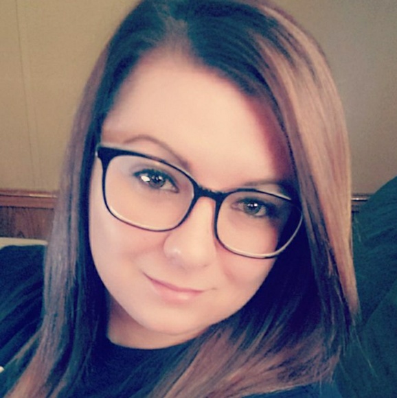 Profile Picture of Randi Thacker (@randi_nicole77) on Poshmark