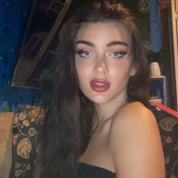 Profile Picture of Ashland Wendlandt (@ashlandw) on Poshmark