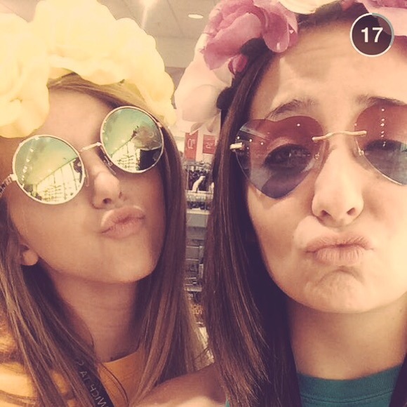 Profile Picture of Lyndsey Vittitow (@lyndseyvittitow) on Poshmark