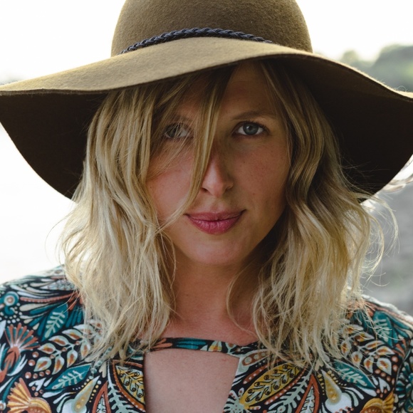 Profile Picture of Alexa Dettman (@prairie_light) on Poshmark