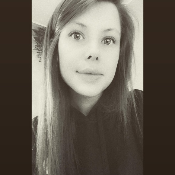 Profile Picture of Cheyenne Grohall (@cheyenneeroseee) on Poshmark