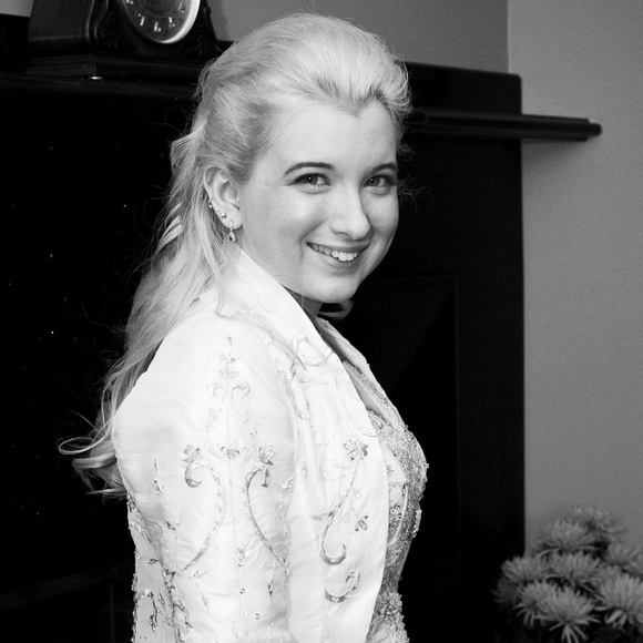 Profile Picture of Danielle Bolander (@ddiggett) on Poshmark